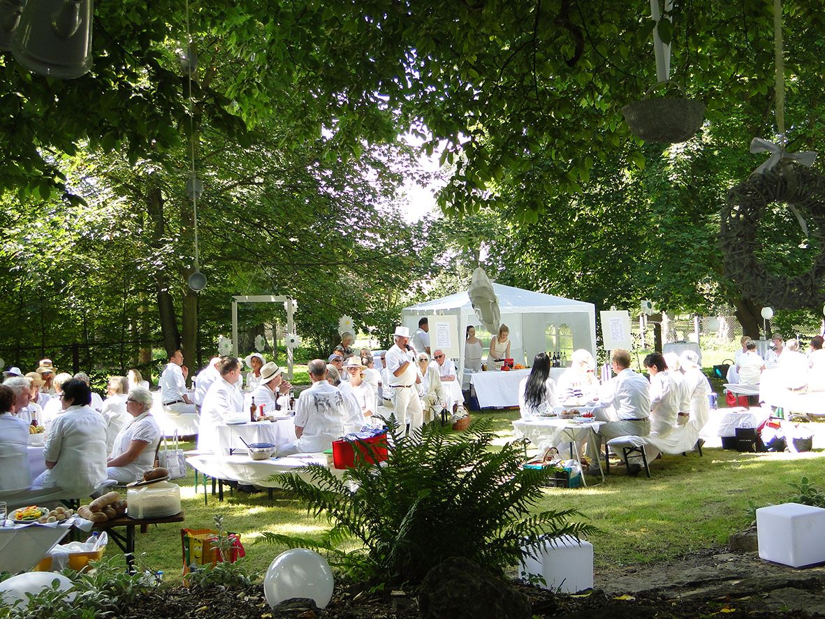 Dinner in Weiß im Schlosspark